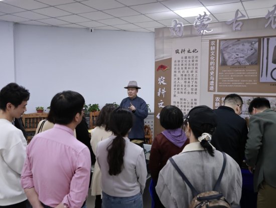 自治區(qū)民委和內(nèi)蒙古農(nóng)業(yè)大學(xué)部分基層黨支部開展“交融匯聚、共筑家園”主題黨日活動(dòng)